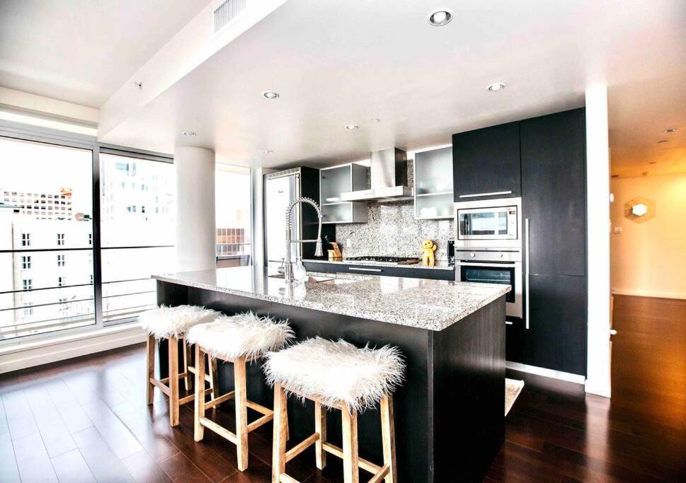 Victoria'S Best Location 2 Bedroom Luxe Condo Εξωτερικό φωτογραφία