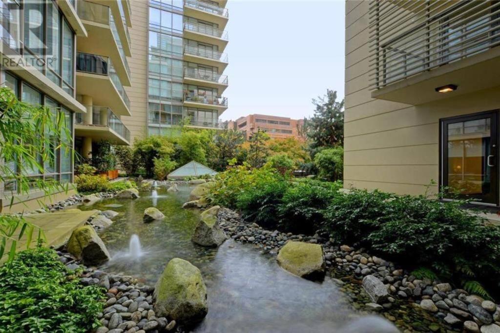 Victoria'S Best Location 2 Bedroom Luxe Condo Εξωτερικό φωτογραφία