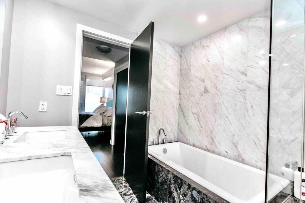 Victoria'S Best Location 2 Bedroom Luxe Condo Εξωτερικό φωτογραφία