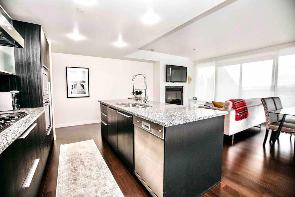 Victoria'S Best Location 2 Bedroom Luxe Condo Εξωτερικό φωτογραφία