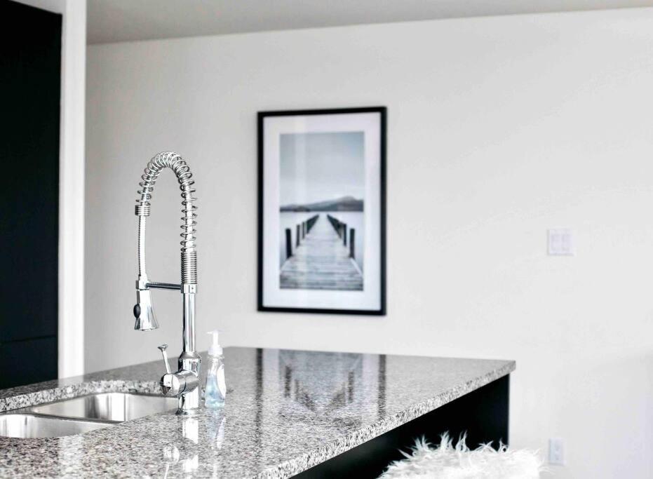 Victoria'S Best Location 2 Bedroom Luxe Condo Εξωτερικό φωτογραφία